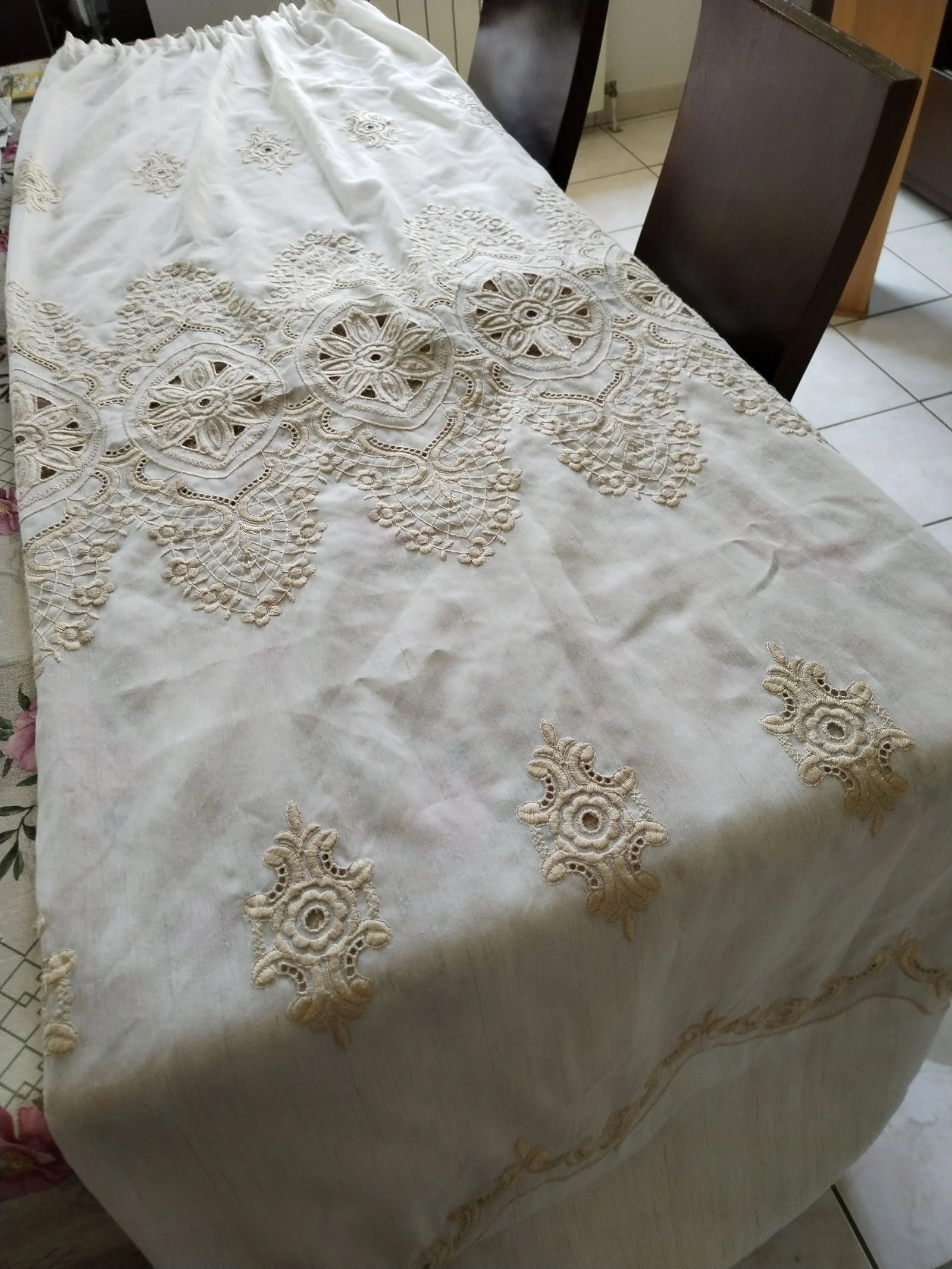 Très joli rideau vintage broderies couleur doré.